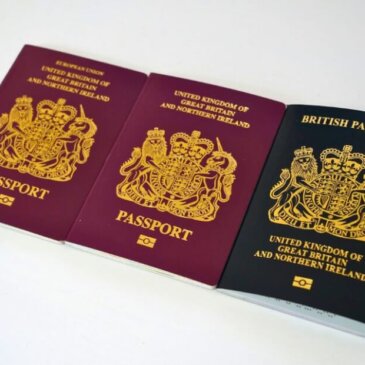 Les Britanniques qui utilisent encore des passeports rouges doivent vérifier leur validité avant de partir en vacances