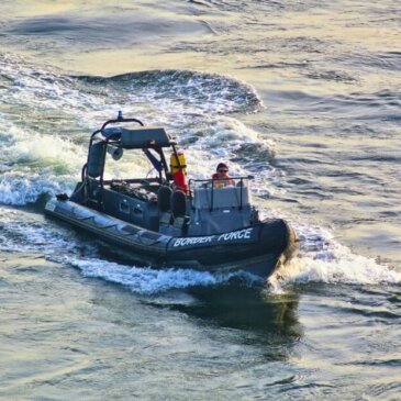 Les arrivées de petits bateaux au Royaume-Uni dépassent les 150 000, suscitant un débat animé sur l’immigration